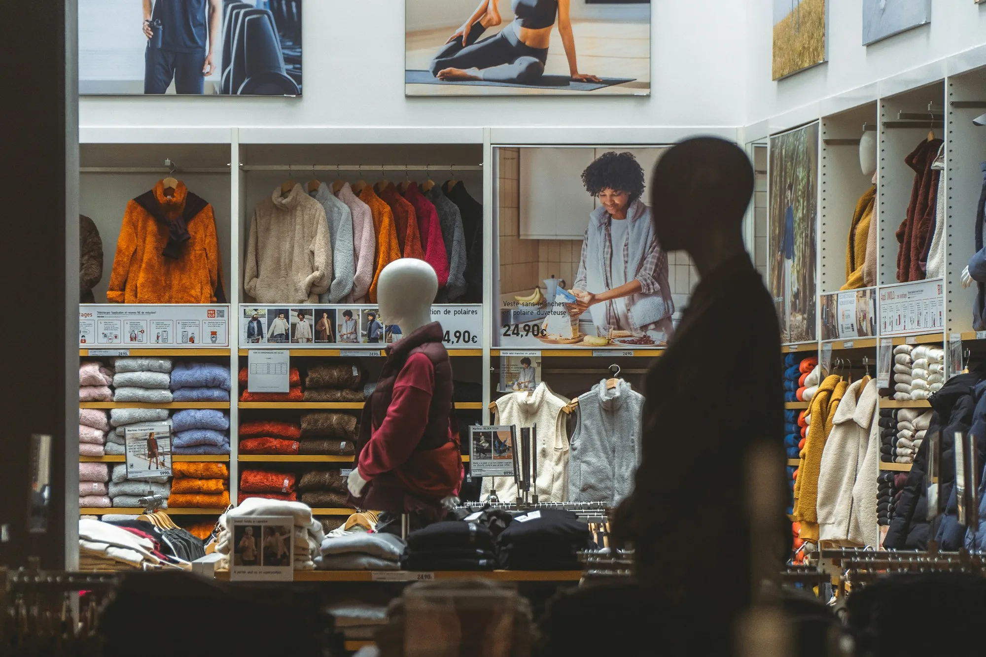 Retail digital signage and commercial display devices