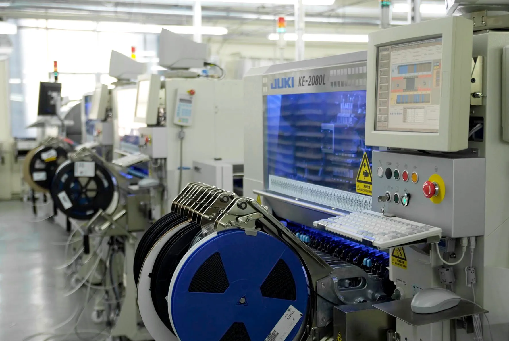 An automated SMT production line used as manufacturing-cooperation context; it is not presented as an HQControl-owned factory.